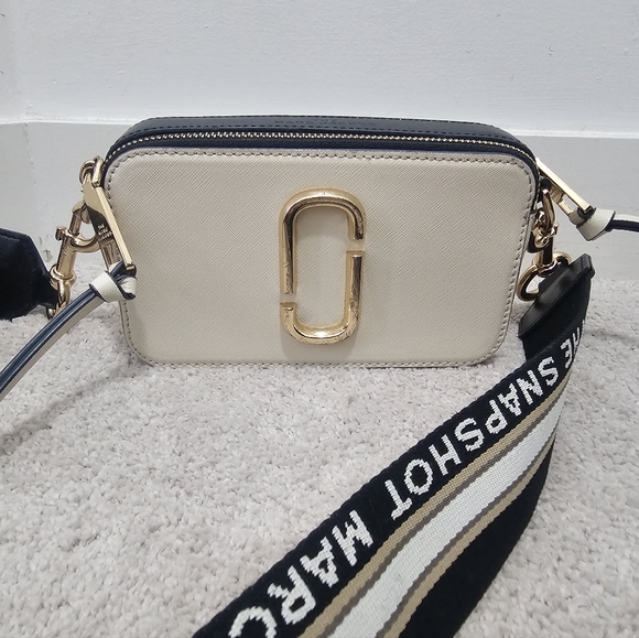 Marc Jacobs Handbags - Authentic Marc Jacobs Snapshot